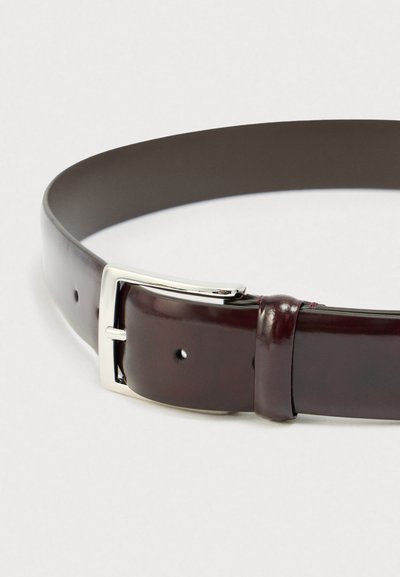 Καφέ δερμάτινη ζώνη με λεία υφή, ασημένια ορθογώνια αγκράφα και πολλαπλές τρύπες ρύθμισης μεγέθους.