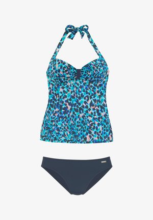 Badeanzug-Set mit einem Halterneck-Oberteil im blauen und rosa Leopardenmuster und einem einfarbigen, dunkelblauen Bikiniunterteil.