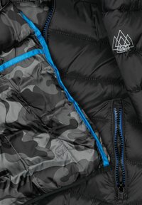 Schwarze Daunenjacke mit blauer Reißverschlus, grauem und schwarzem Camouflage-Futter und weißem Dreieck-Logo mit dem Text "RESPECT" und "1997".