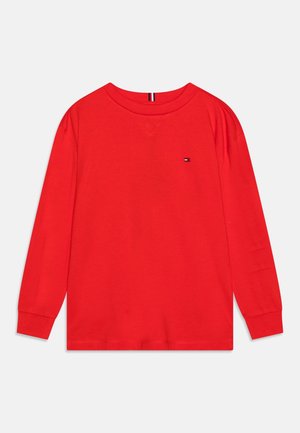 Lyserød langærmet rundhalset skjorte med lille broderet logo på venstre bryst og ribkant ved ærmerne.