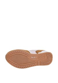 Bela superga z bež detajli, teksturirano gumijasto podplat in branding 'Pepe Jeans London'. Ima mešanico materialov in vzorčen podplat.