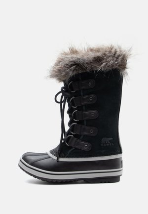 Botte d'hiver noire imperméable avec garniture en fausse fourrure, tige en daim, six œillets pour les lacets, semelle en caoutchouc et un motif texturé pour une meilleure adhérence.