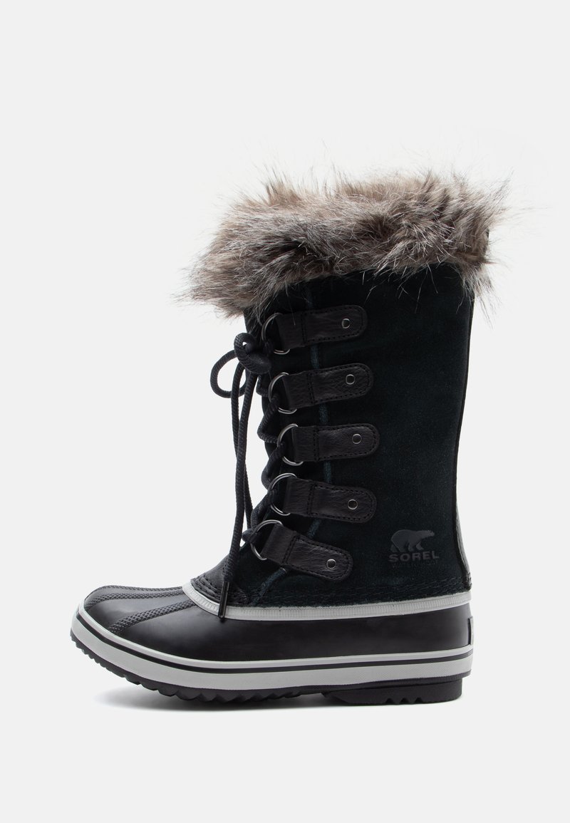 Botte d'hiver noire imperméable avec garniture en fausse fourrure, tige en daim, six œillets pour les lacets, semelle en caoutchouc et un motif texturé pour une meilleure adhérence.