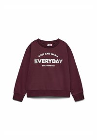 Burgundy sweatshirt med långa ärmar och rundad halsringning. Har silvertext som säger "COSY AND WARM EVERYDAY SINCE FOREVER." Mjukt tyg.