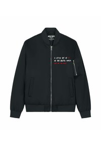 Giacca bomber nera con chiusura frontale con zip, polsini a coste e due tasche laterali. Presenta testi bianchi e rossi sul petto e una tasca sulla manica.