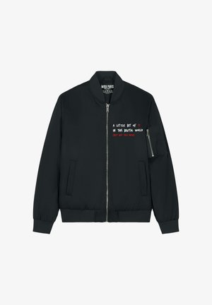 Zwarte bomberjack met een ritssluiting aan de voorkant, geribde manchetten en twee zijzakken. Voorzien van witte en rode tekst op de borst en een zak op de mouw.