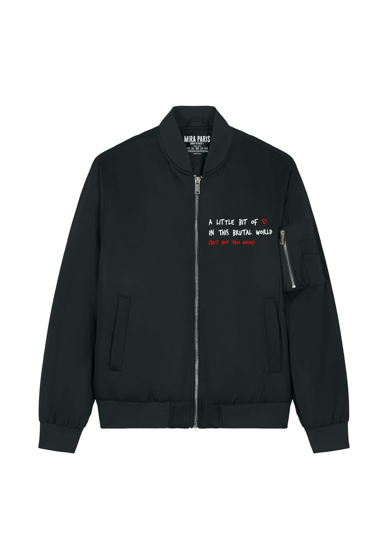 Giacca bomber nera con chiusura frontale con zip, polsini a coste e due tasche laterali. Presenta testi bianchi e rossi sul petto e una tasca sulla manica.