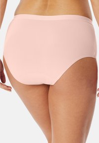 Helle rosa Baumwollslips mit einem glatten, nahtlosen Bund und einem vollflächigen Design, das eine weiche Textur und einen minimalistischen Stil aufweist.