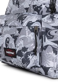 Zaino in tessuto grigio con stampa grafica bianca e nera su tutta la superficie, patch logo, chiusura a coulisse e diversi dettagli con tasche.