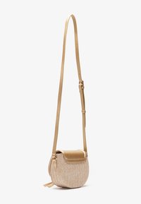 Borsa a tracolla intrecciata beige con una patta dorata lucida e tracolla regolabile. Forma arrotondata con linee pulite e una texture sottile.