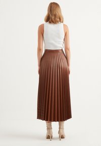 Herita Plooirok - camel brown