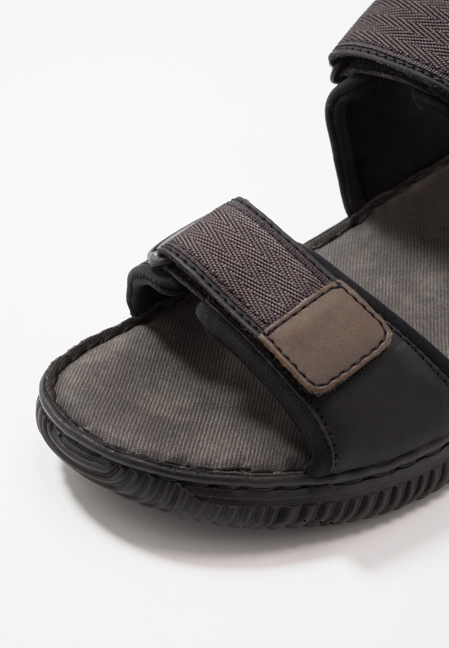 Rieker Tursandaler - schwarz/tabak Rieker Tursandaler - schwarz/tabak