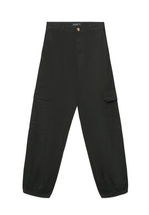 Pantalon cargo noir avec fermeture par bouton et zip, poignets élastiqués, passants de ceinture et poches à rabat sur les côtés.