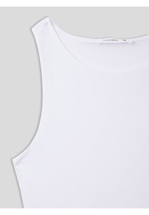 Top bianco senza maniche con scollatura rotonda, texture liscia e etichetta con logo sul retro. Design semplice e tessuto leggero.