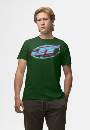 Grøn bomulds t-shirt med et blåt og lyserødt "JT Racing" logo med et cirkulært design. Korte ærmer og rund hals.