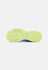 Semelle de chaussure avec une bande de roulement texturée jaune-vert vif et des motifs géométriques pour une bonne adhérence, présentée sur un fond blanc uni.
