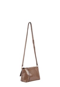 Brązowa torebka typu crossbody z faux skórki o teksturze krokodyla, prostokątnym kształcie, regulowanym pasku i zapięciu na magnes.