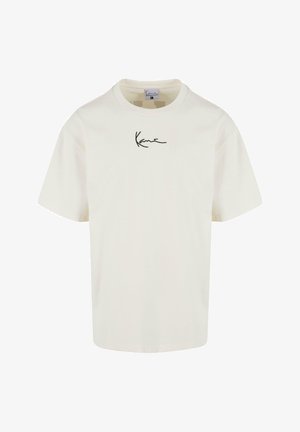 Kreemikas t-särk ümmarguse kaeluse ja lühikeste varrukatega. Rinnal on must allkiri logo. Sile puuvillane materjal.