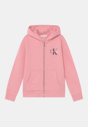 Pink hættetrøje med lynlås, forlommer, hætte og sort "CK Calvin Klein Jeans" logo på venstre bryst.