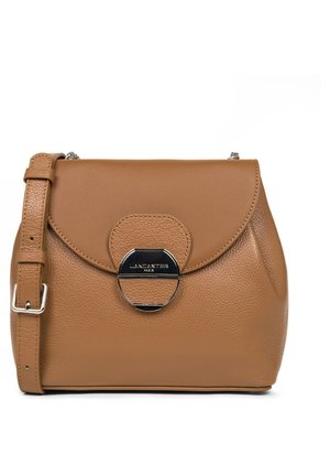 Borsa a mano in pelle marrone con pattina arrotondata, dettagli in metallo argentato e un importante chiusura circolare. Include una tracolla regolabile.