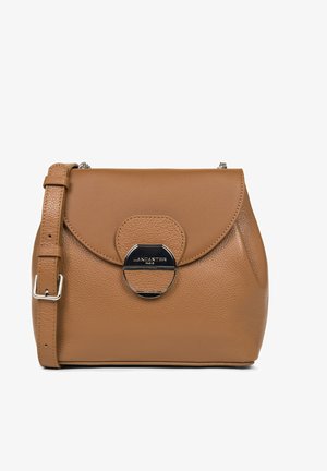 Braune Ledertasche mit einer abgerundeten Klappe, silbernen Beschlägen und einem auffälligen rundenverschlussdetail. Verstellbarer Schulterriemen ist enthalten.