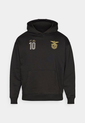 Sudadera negra de algodón con un bolsillo frontal, que presenta un bordado dorado de un escudo y el número "10" en el pecho.