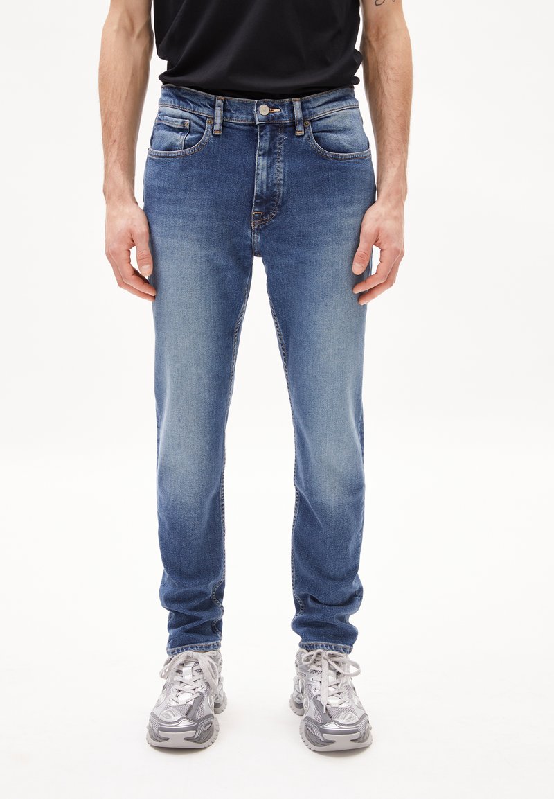 ARMEDANGELS - AARJO TARPA - Jeans Tapered Fit - dive, Ingrandire