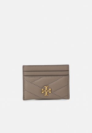 Grå skinn kortholder med quiltet mønster, gulllogo i aksent og flere kortrom. Kompakt design med glatt tekstur og kantede sømmer.