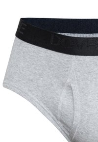 Grå bomuldsboksershorts med en sort elastik i taljen, der har præget tekst. Stoffet har en glat tekstur og en tætsiddende, formsyet pasform.