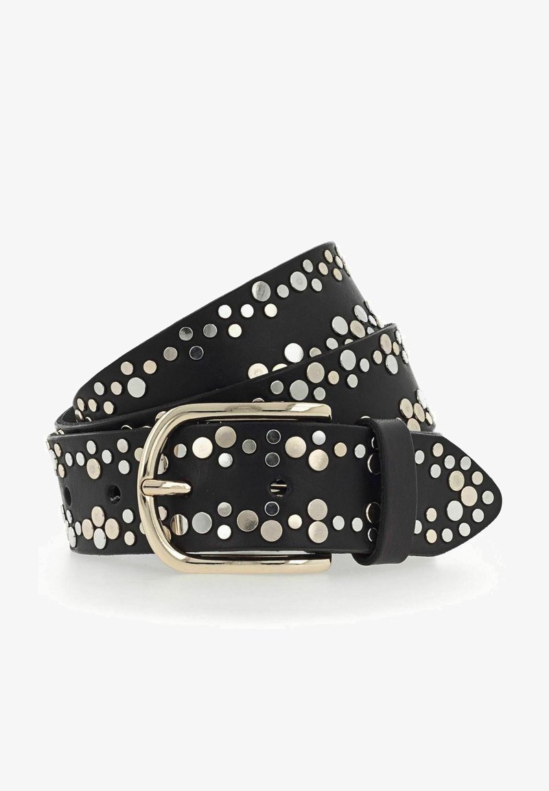 Cinturón de cuero negro con tachuelas metálicas de varios tamaños en plata y metal, con una hebilla rectangular dorada y una punta afilada.