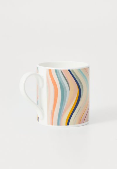 Caneca de cerâmica branca com um padrão ondulante colorido em tons pastel de rosa, azul e amarelo, com um cabo curvo.