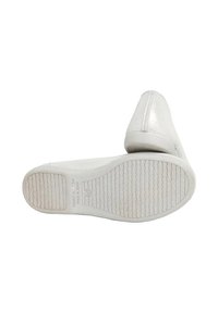 Scarpe bianche piatte con tomaia in pelle liscia, punta leggermente arrotondata e suola in gomma testurizzata con strisce per una maggiore aderenza.