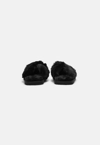 Pantofole nere pelose con design open-toe, caratterizzate da una texture morbida e una suola piatta. Nessun hardware o motivo visibile.