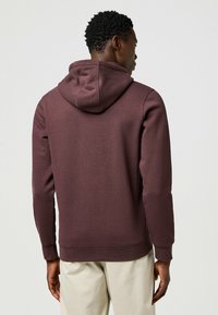 Wrangler SIGN OFF - Felpa con cappuccio - mahogany