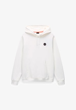 Weißer Kapuzenpullover mit Kängurutasche und kleinem runden schwarz-orangenen Logo auf der linken Brust.