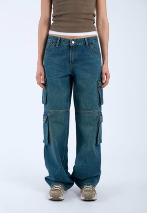 Denim cargo-byxor med en avslappnad passform, som har flera sidofickor, en knappstängning och synlig sömnad i kontrasterande gult.