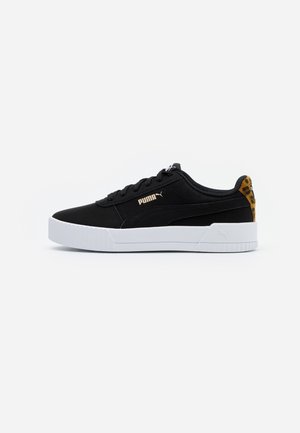 Zwarte Puma-sneaker met witte zool, gouden Puma-logo aan de zijkant, zwarte veters en panterprintdetail op het hielstuk.