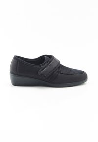 Scarpa nera slip-on con tomaia testurizzata e una larga fibbia in velcro. Presenta una punta arrotondata e un tacco basso e sagomato per un maggiore comfort.