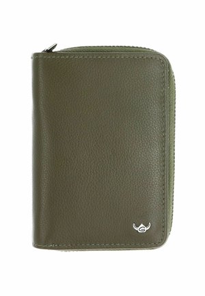 Portefeuille compact en cuir vert olive avec fermeture éclair et petit emblème logo argenté en bas à droite.