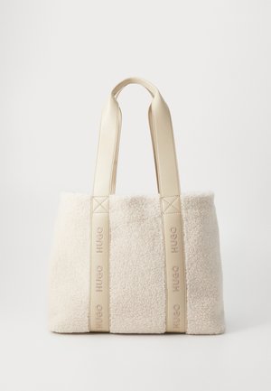 Bolsa tote de felpa beige con textura de piel sintética, con asas de cuero crema estampadas con "Hugo" y de forma rectangular.
