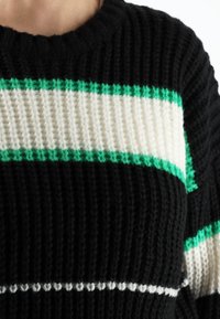 Kötött pulóver kerek nyakkal, fekete, fehér és zöld vízszintes csíkokkal. Texturált anyag bordázott mintázattal.