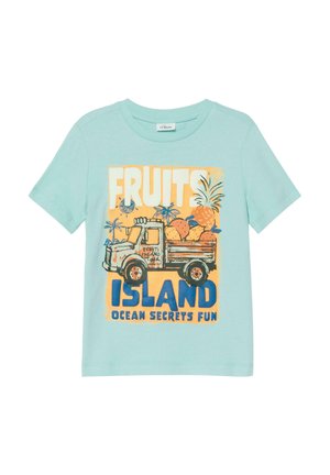 Jasnoniebieska koszulka z grafiką ciężarówki przewożącej tropikalne owoce oraz napisem "FRUITS ISLAND OCEAN SECRETS FUN."