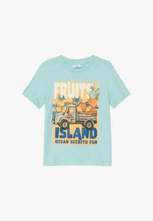 T-shirt bleu clair avec un graphisme d’un camion transportant des fruits tropicaux et le texte « FRUITS ISLAND OCEAN SECRETS FUN ».