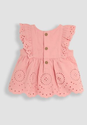 Vestido de algodón rosa con mangas cortas con volantes, que presenta un borde de ojales decorativos con patrones circulares bordados y cierres de botones de madera.