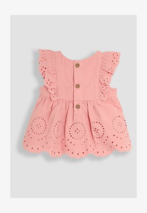 Ružová bavlnená šaty s krátkymi naberanými rukávmi, ozdobené akcentmi z očíčkového čipkovania s vyšívanými kruhovými vzormi a zapínaním na drevené gombíky.