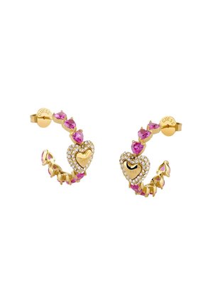 Boucles d'oreilles créoles en or avec des pierres précieuses roses en forme de cœur et un pendentif cœur en or orné de cristaux, gravé "Guess" sur chaque créole.