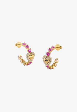 Boucles d'oreilles créoles en or avec des pierres précieuses roses en forme de cœur et un pendentif cœur en or orné de cristaux, gravé "Guess" sur chaque créole.