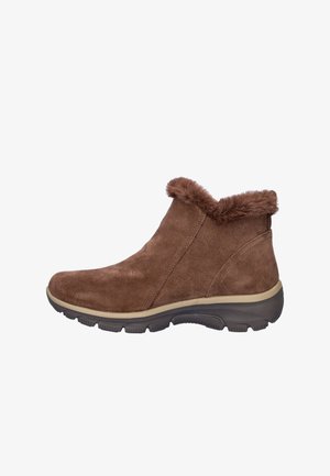 Braune Wildleder-Ankle-Boots mit Kunstfellbesatz am Kragen, runder Zehenform und einer strukturierten Gummisohle für besseren Halt, mit diagonalen Nahtdetails.
