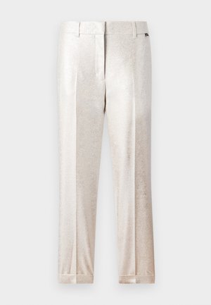 Pantaloni lucidi di colore chiaro con una texture metallica liscia. Presentano un taglio dritto con pieghe nette e un orlo ripiegato.