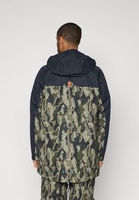 Columbia CORESHOT™ PRINTED JACKET - Casaco de esqui - greenscape/treebark/black